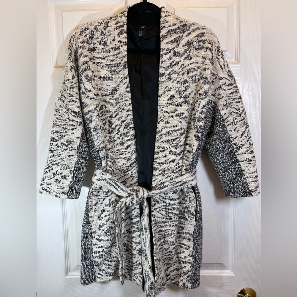 H&M Women’s Tweed Style Kimono Cardigan with Metallic Detail Size‎ Medium
